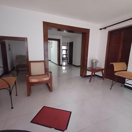 Villa Chenu Dehiwala-Mount Lavinia Екстер'єр фото